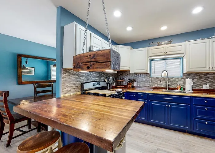4 Mi To Dtwn: Pet-friendly Getaway In Holiday home
